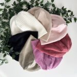„Farebná kolekcia menčestrových čiapok – handmade TATAJI“ „Menčestrové čiapky vo všetkých farbách – slovenská výroba TATAJI“ „Dvojvrstvové menčestrové čiapky pre deti aj rodičov – TATAJI“